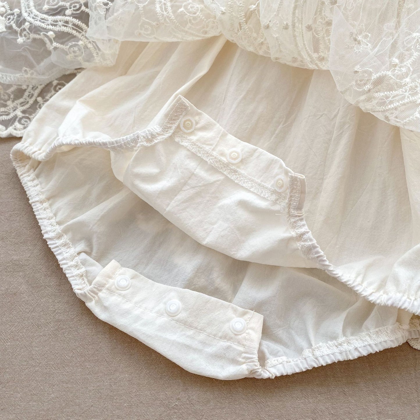 ベビーガールデザイン刺繍ロンパース