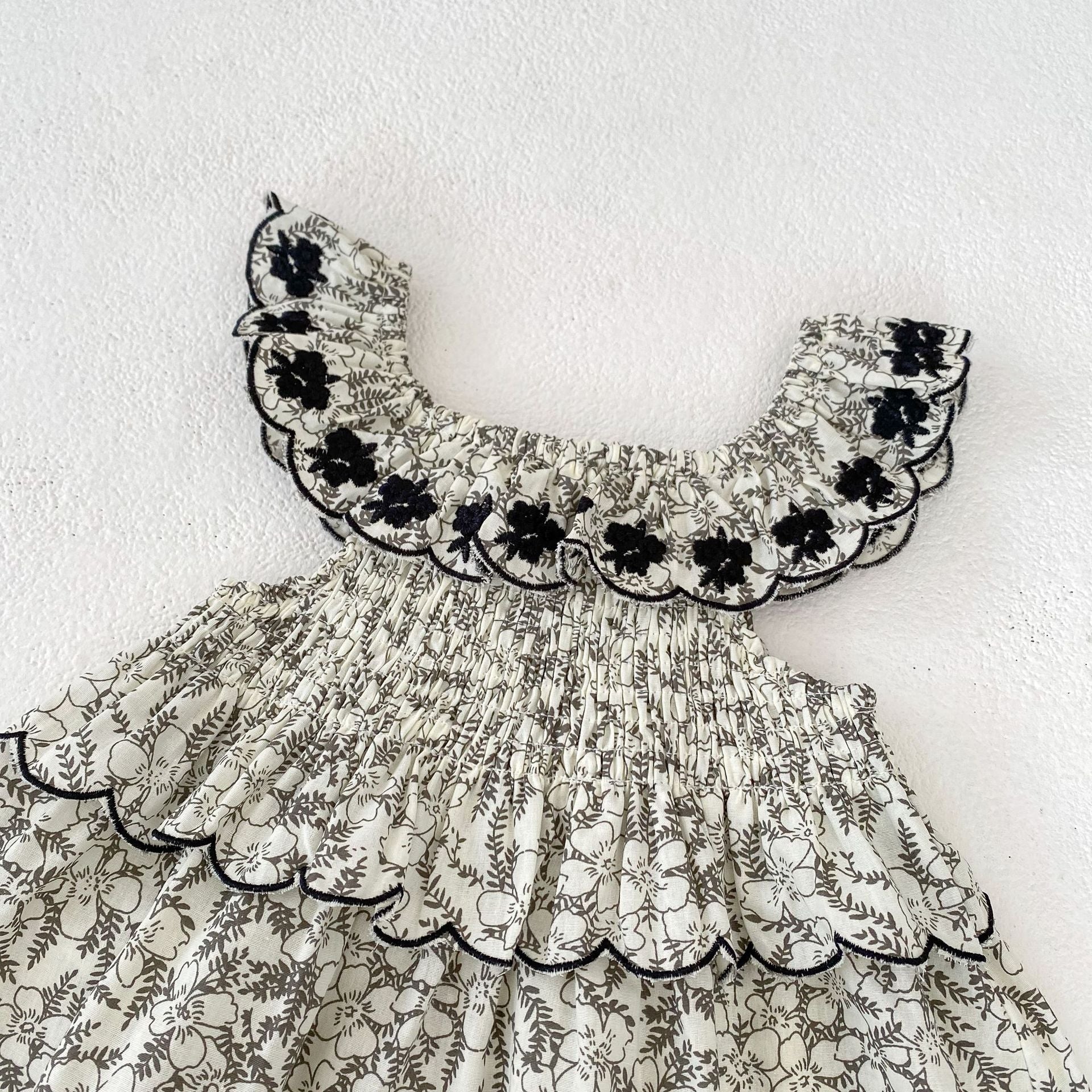 モノトーンフラワーフリル刺繍ワンピース