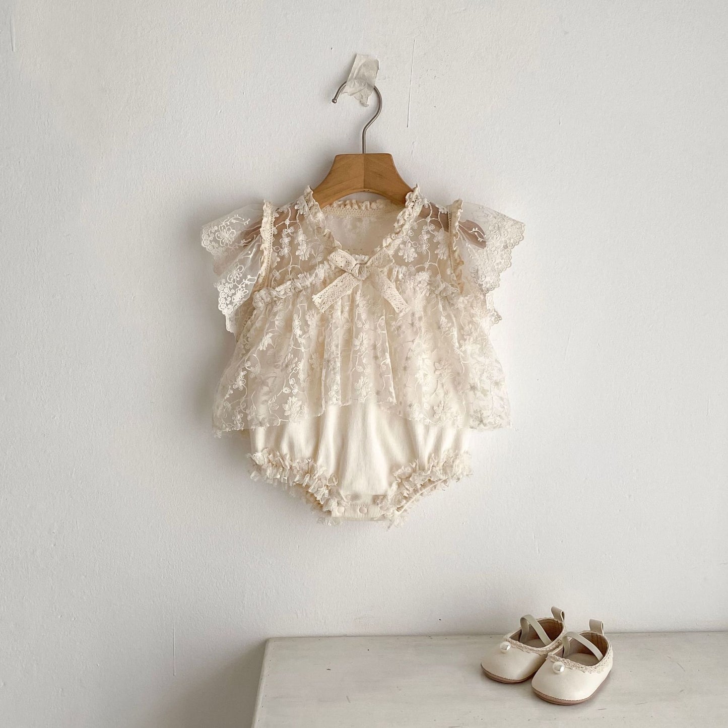 フローラル刺繍プリンスロンパース