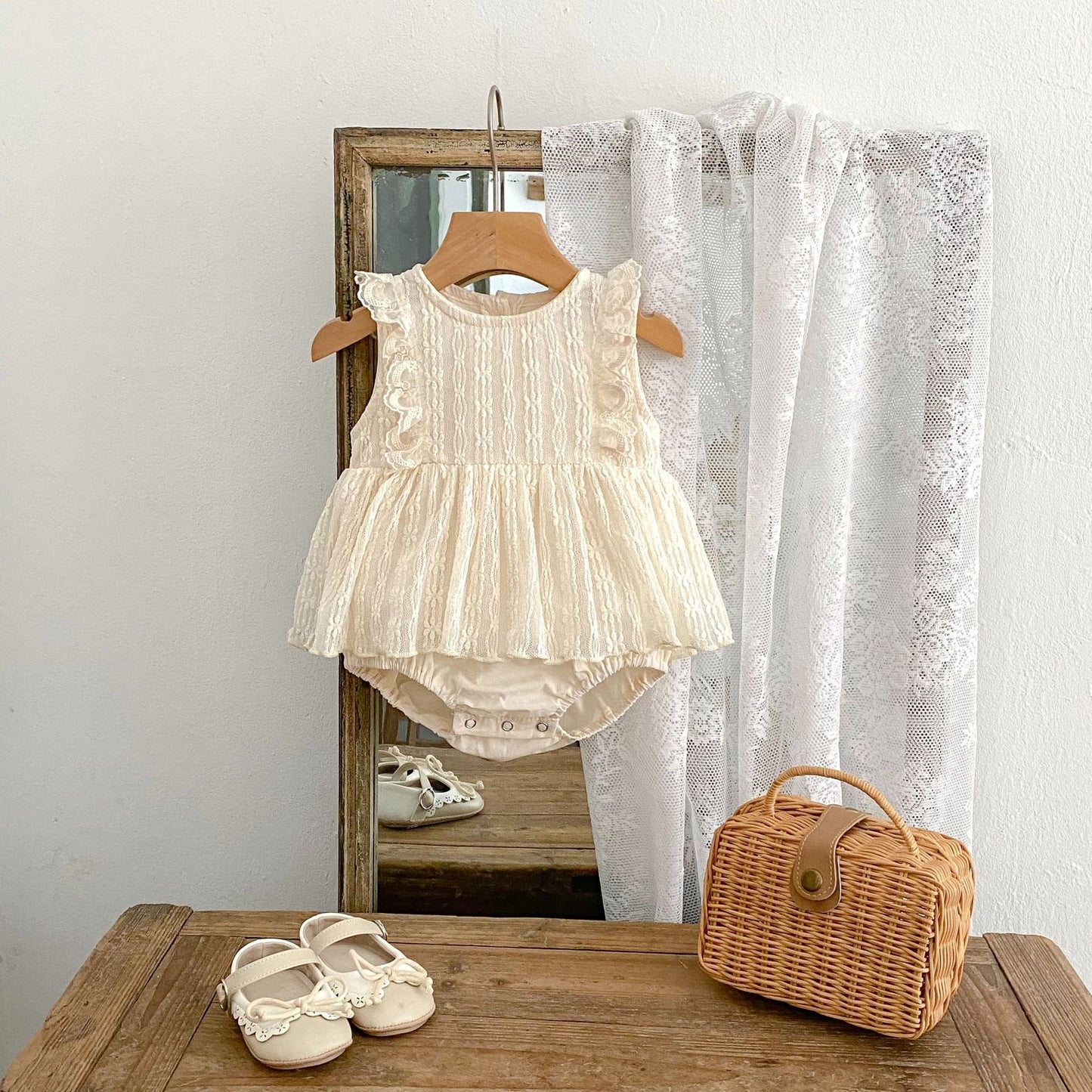 ナチュラル刺繍フリルサマーロンパース