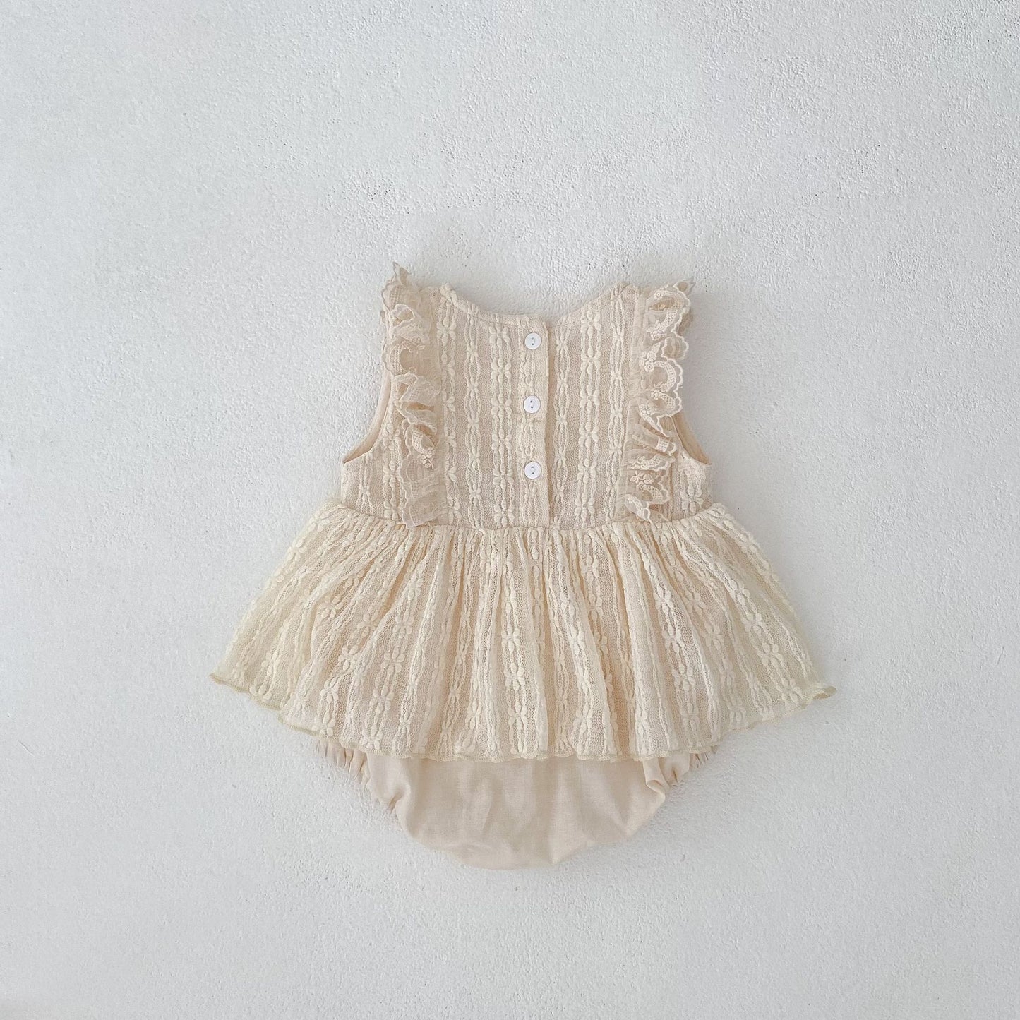 ナチュラル刺繍フリルサマーロンパース