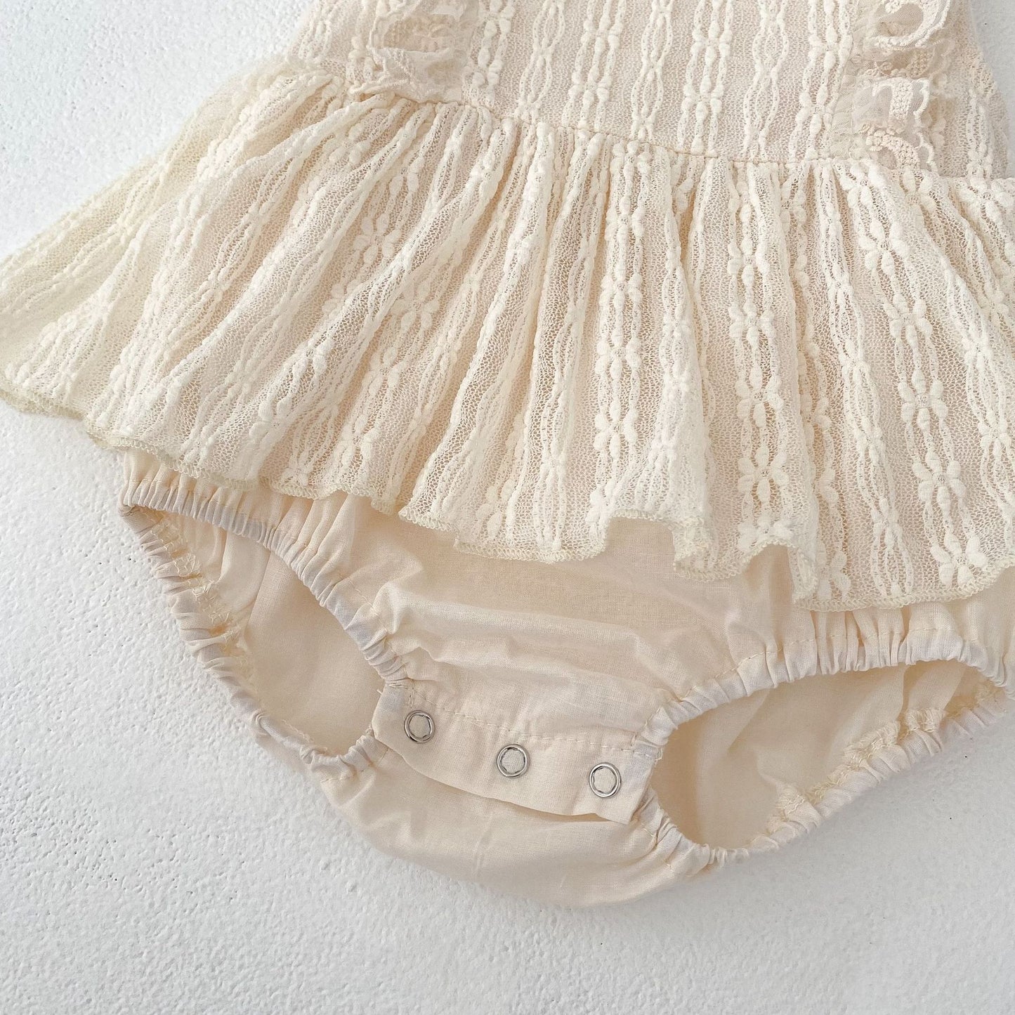 ナチュラル刺繍フリルサマーロンパース