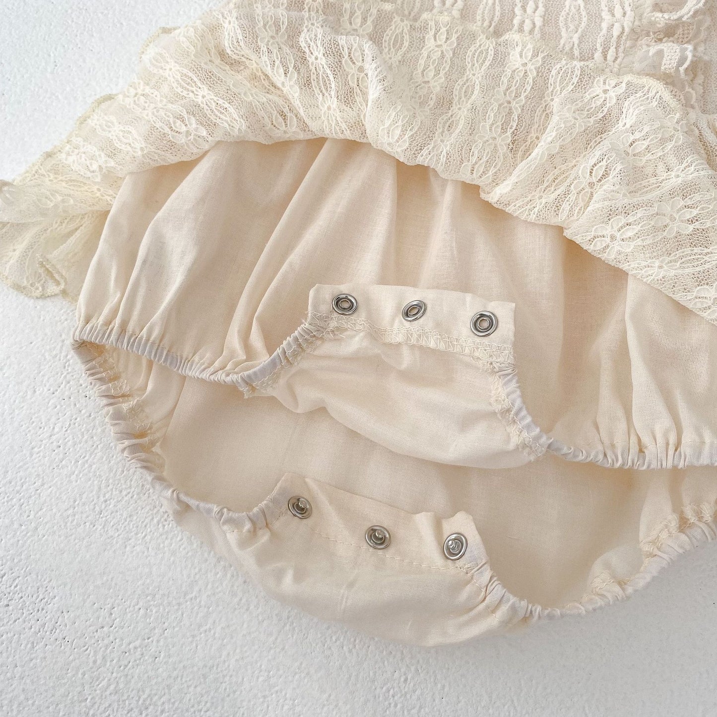 ナチュラル刺繍フリルサマーロンパース