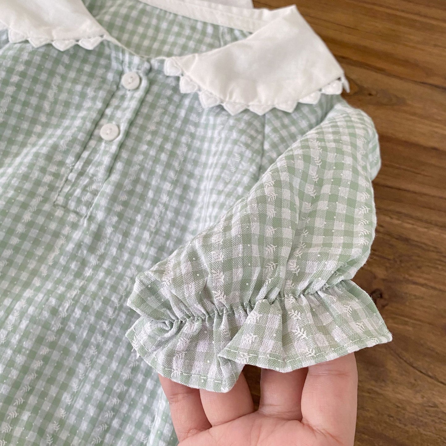 白衿ギンガムチェックロンパース