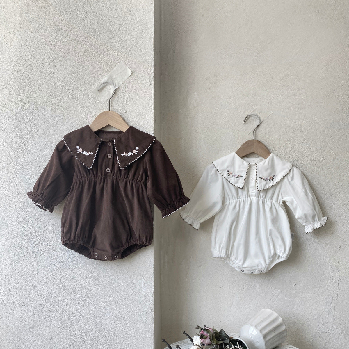 [2color / 66-90] フラワー衿刺繍ロンパース