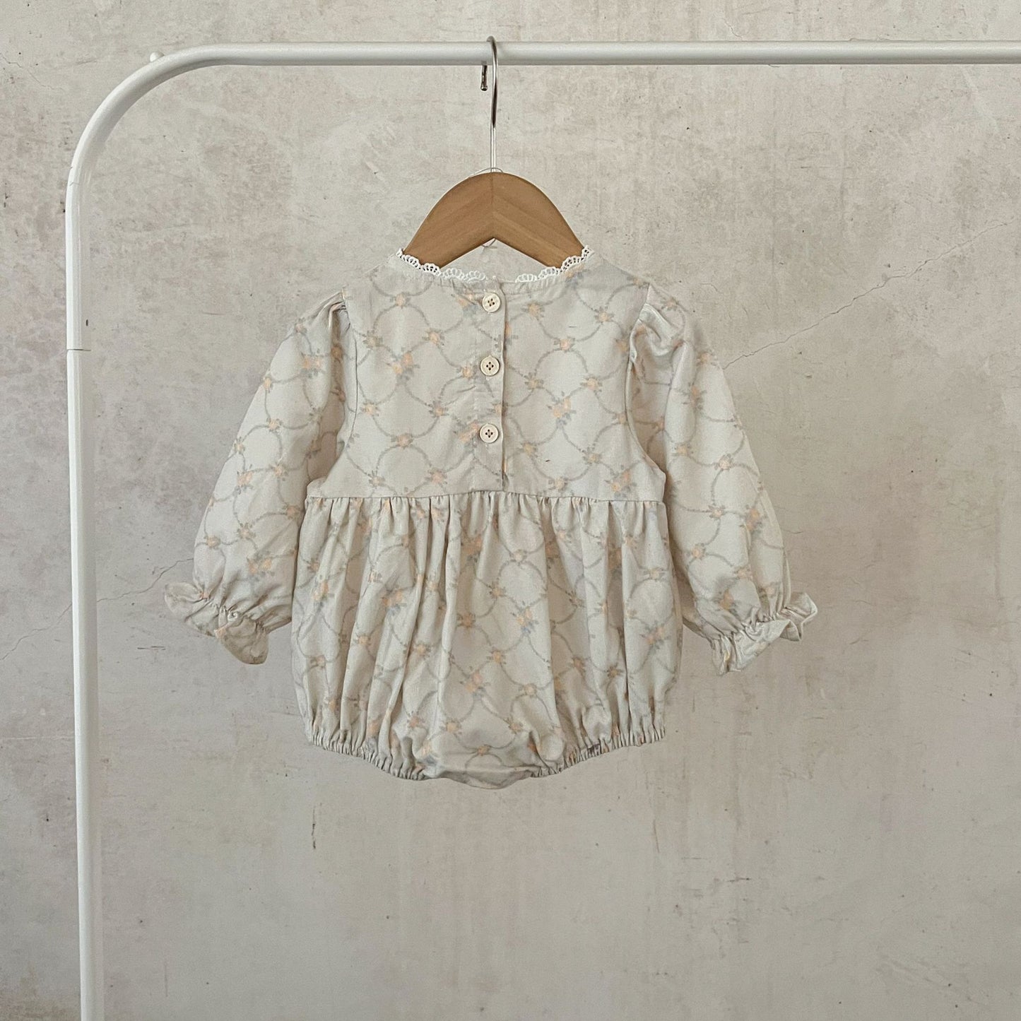 ヨーロピアン柄ロンパース