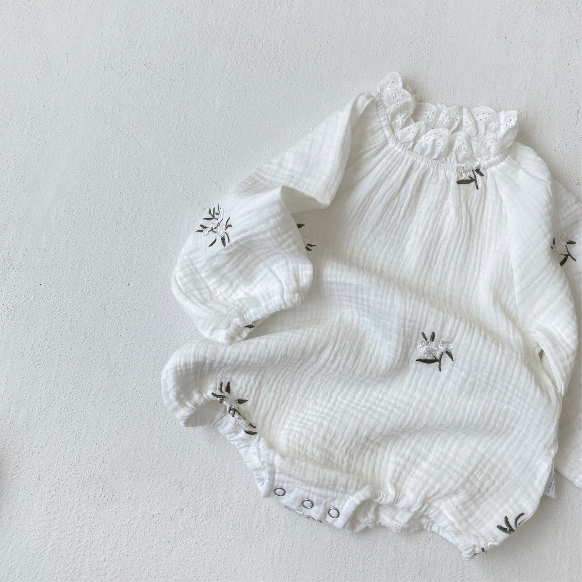🅽🅴🆆 [66-90] ホワイトフラワー刺繍ロンパース