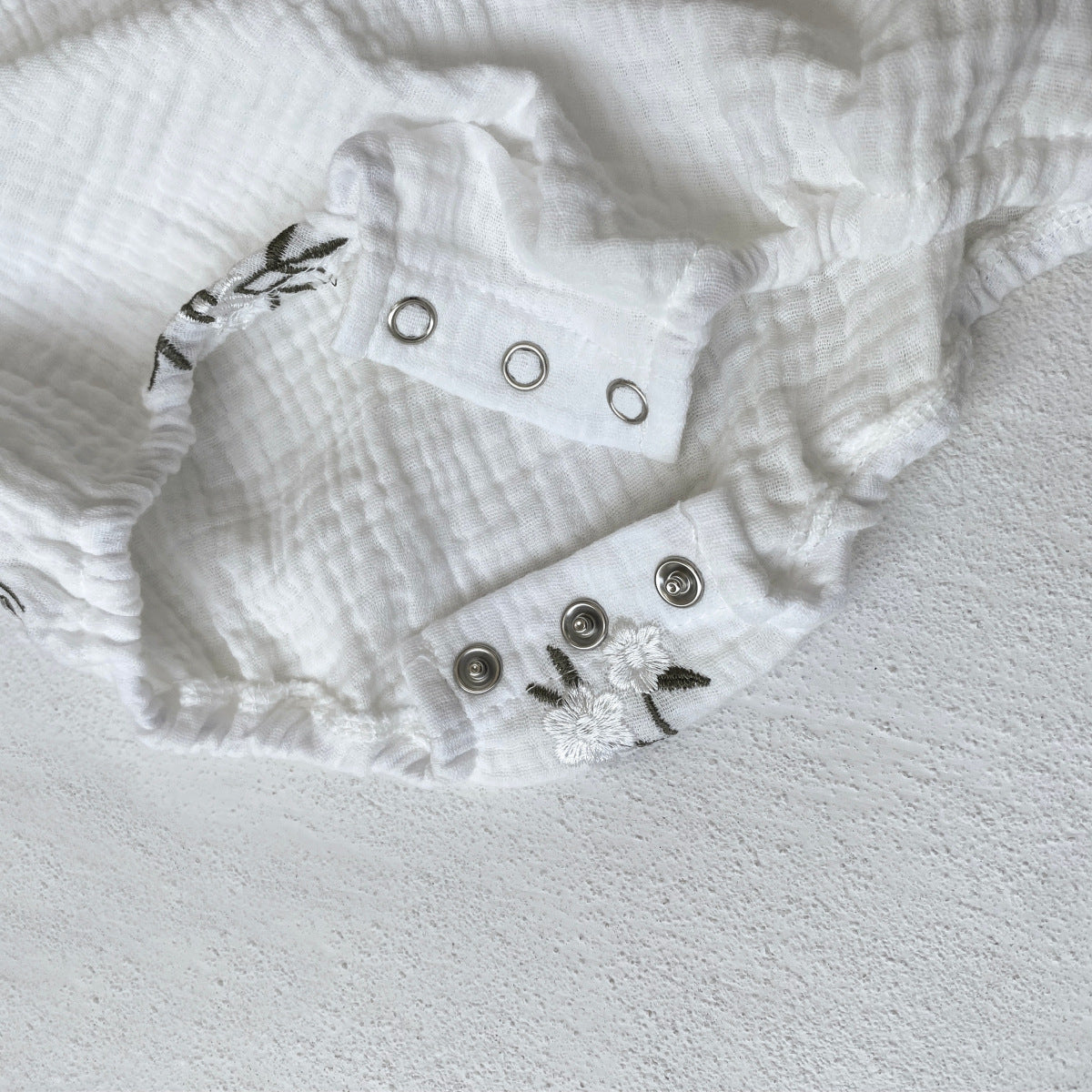 ホワイトフラワー刺繍ロンパース