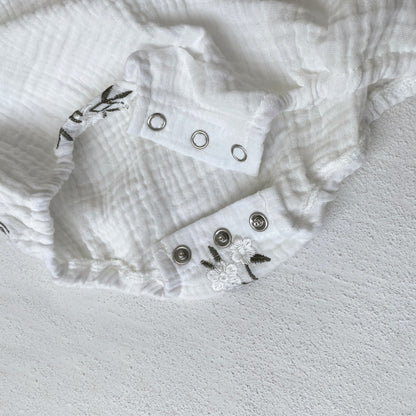 ホワイトフラワー刺繍ロンパース