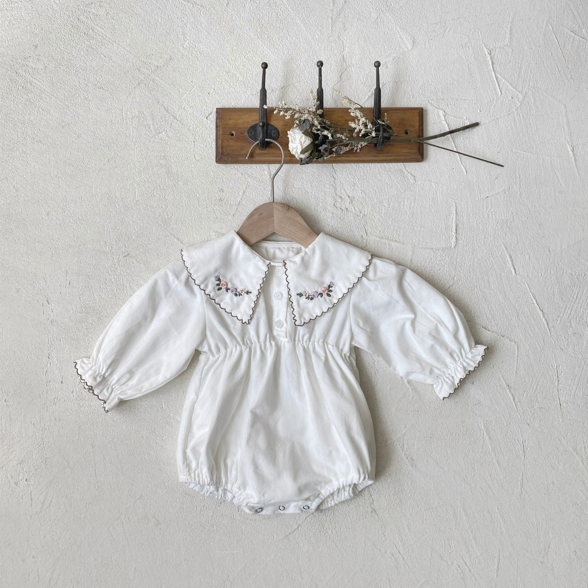 [2color / 66-90] フラワー衿刺繍ロンパース
