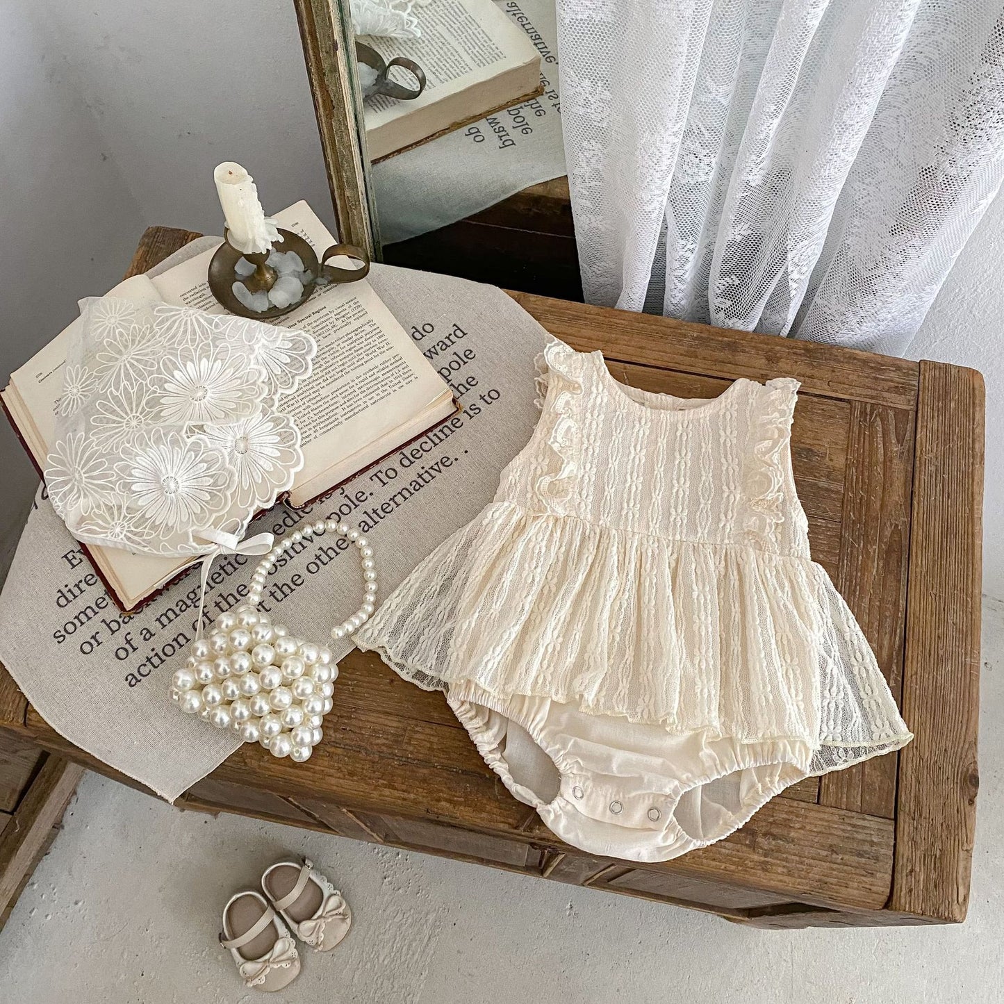 ナチュラル刺繍フリルサマーロンパース