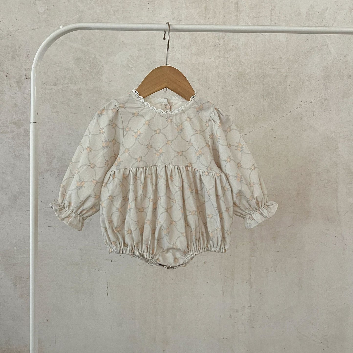 ヨーロピアン柄ロンパース