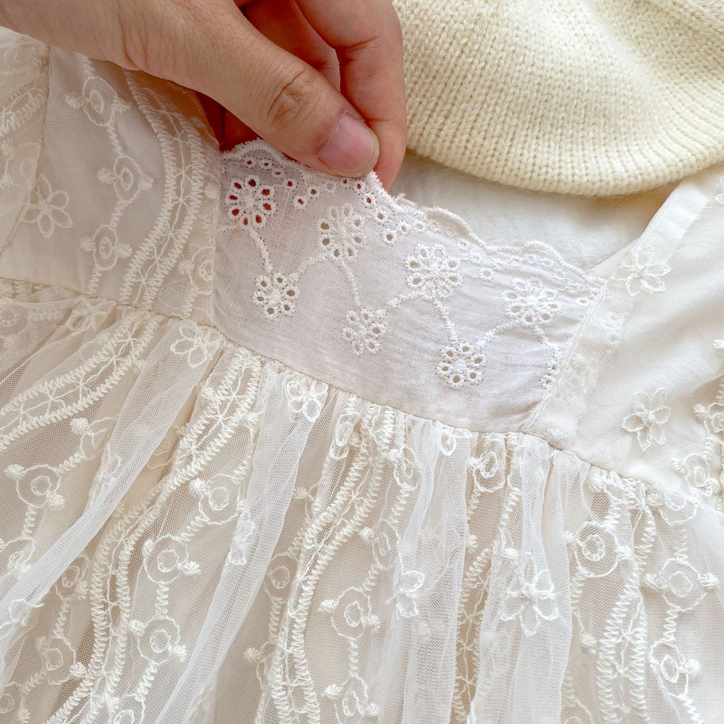 ベビーガールデザイン刺繍ロンパース