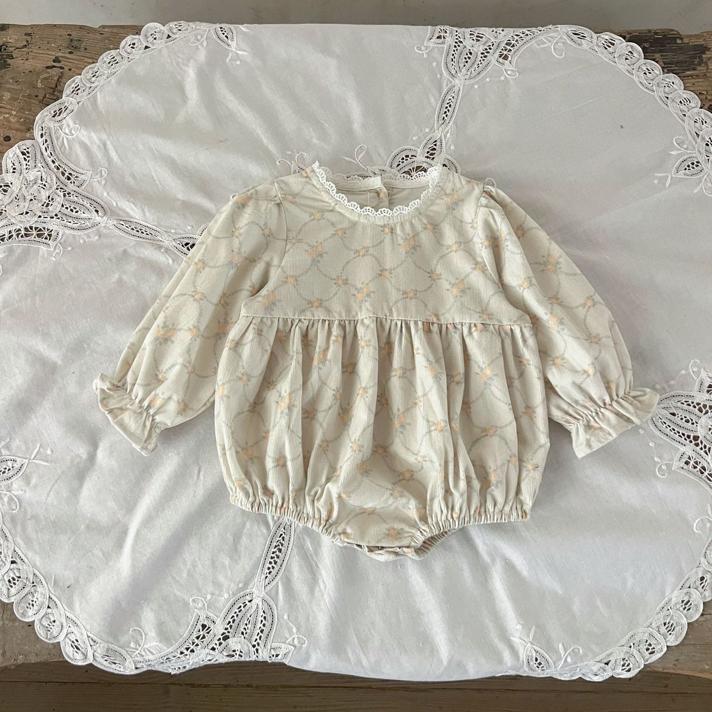 ヨーロピアン柄ロンパース