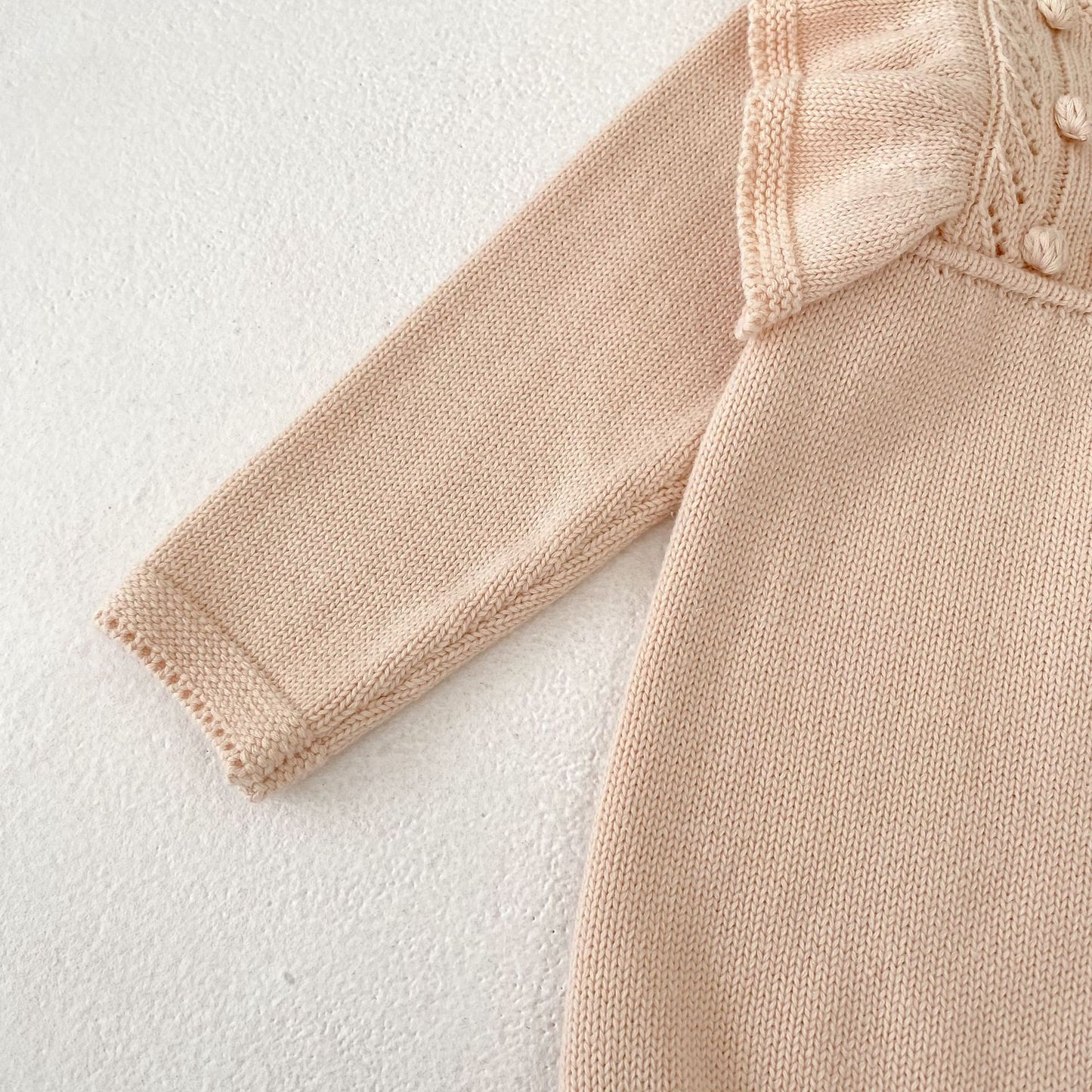 パステルピンクフリルニットロンパース