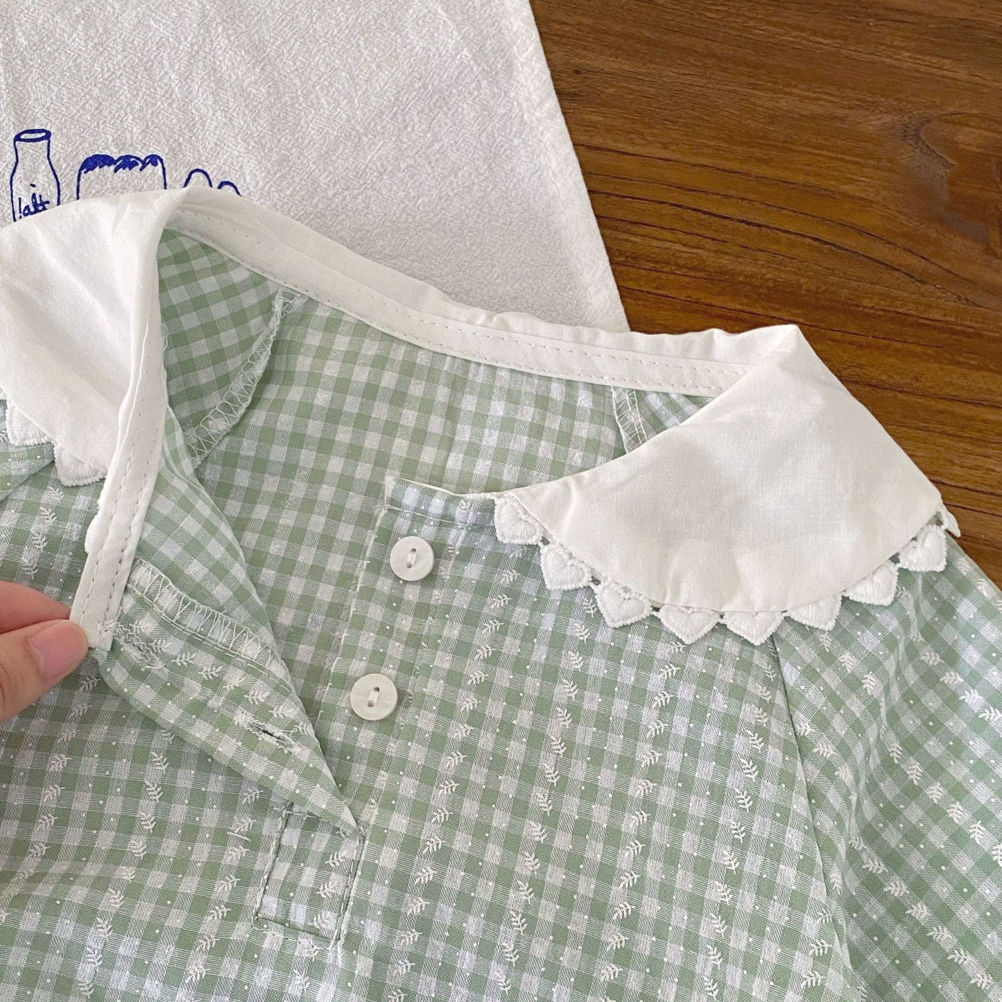 白衿ギンガムチェックロンパース