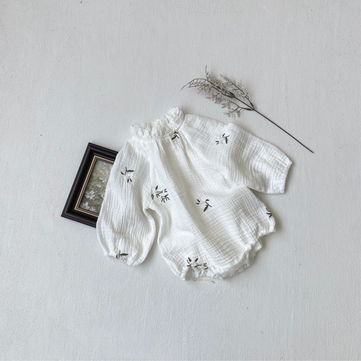 ホワイトフラワー刺繍ロンパース
