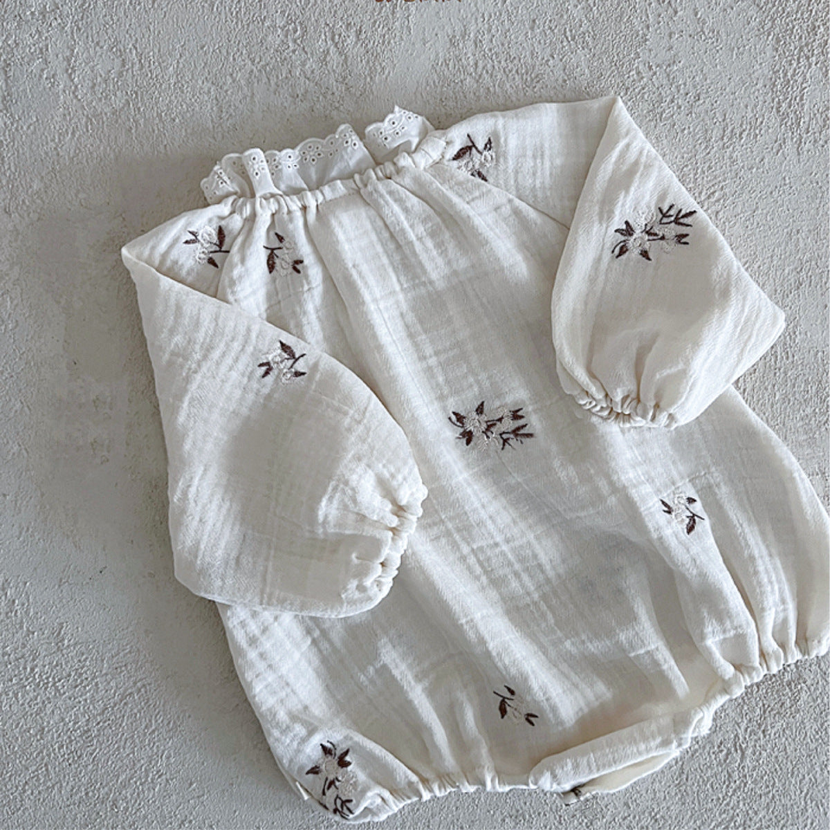 ホワイトフラワー刺繍ロンパース