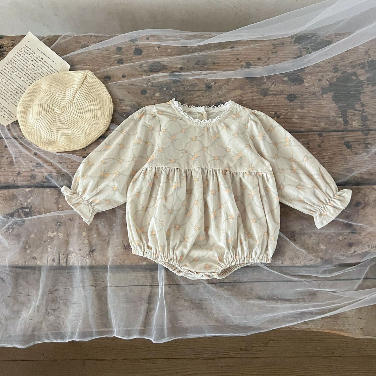 ヨーロピアン柄ロンパース