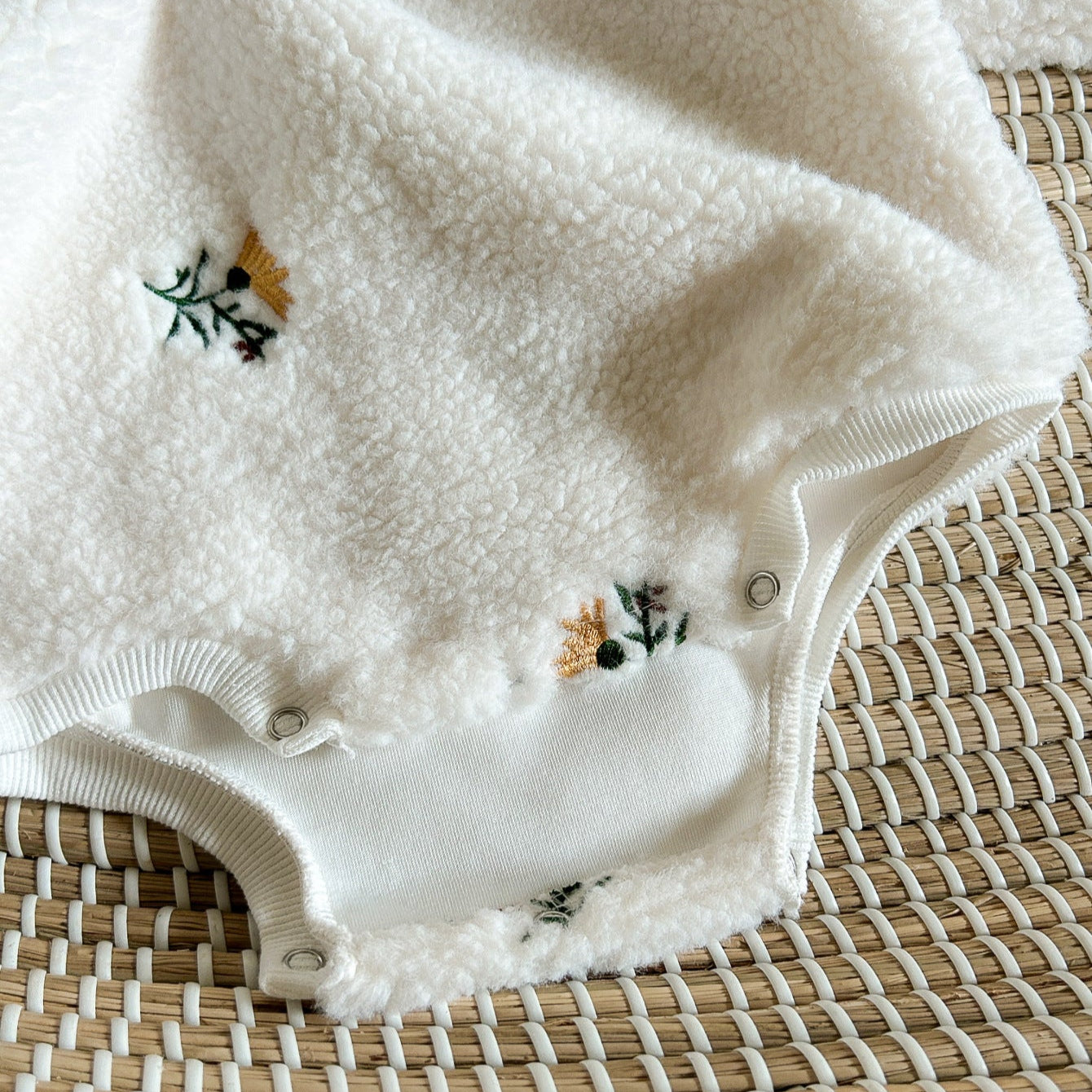 もこもこお花刺繍ロンパース