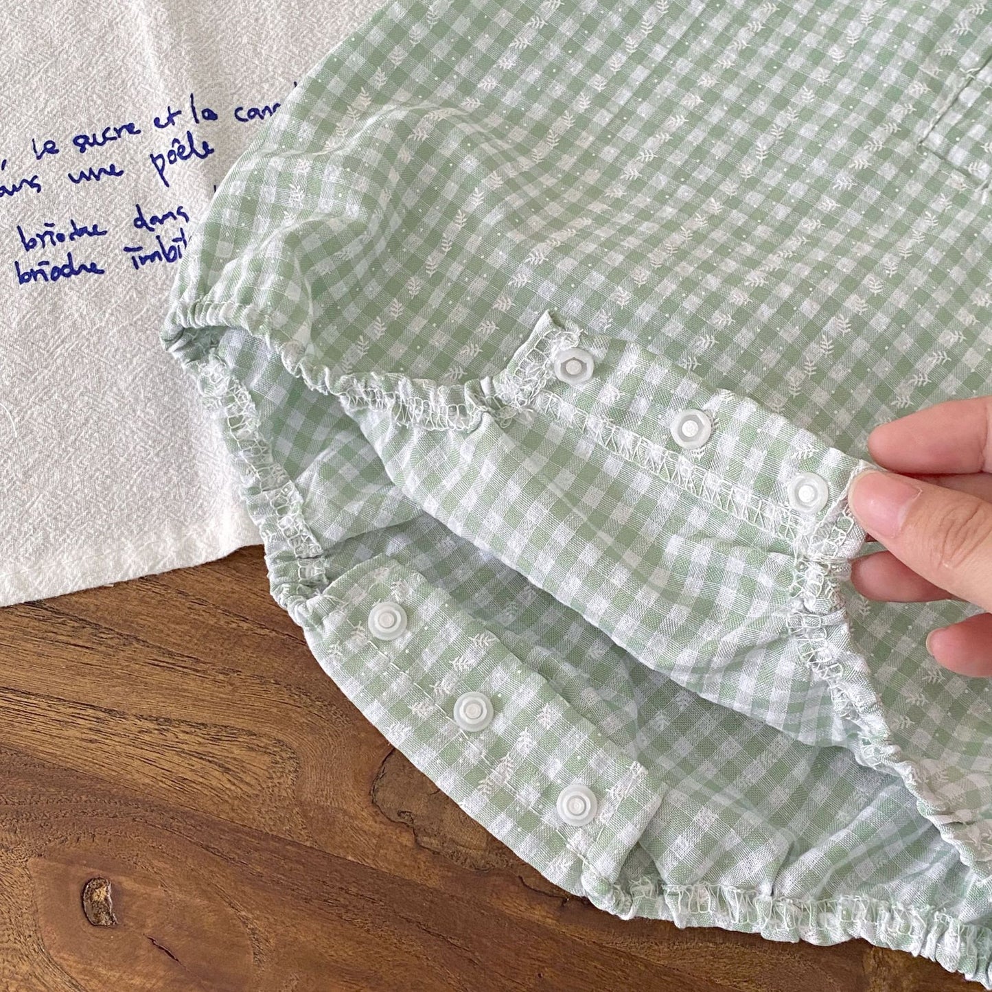 白衿ギンガムチェックロンパース