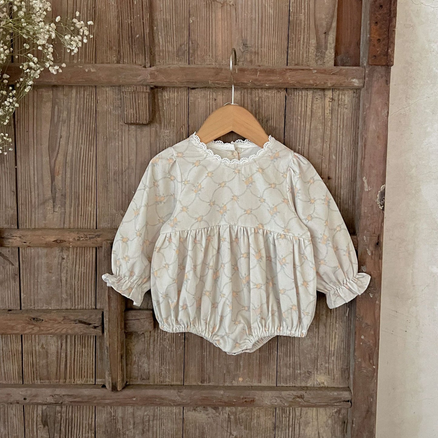 ヨーロピアン柄ロンパース