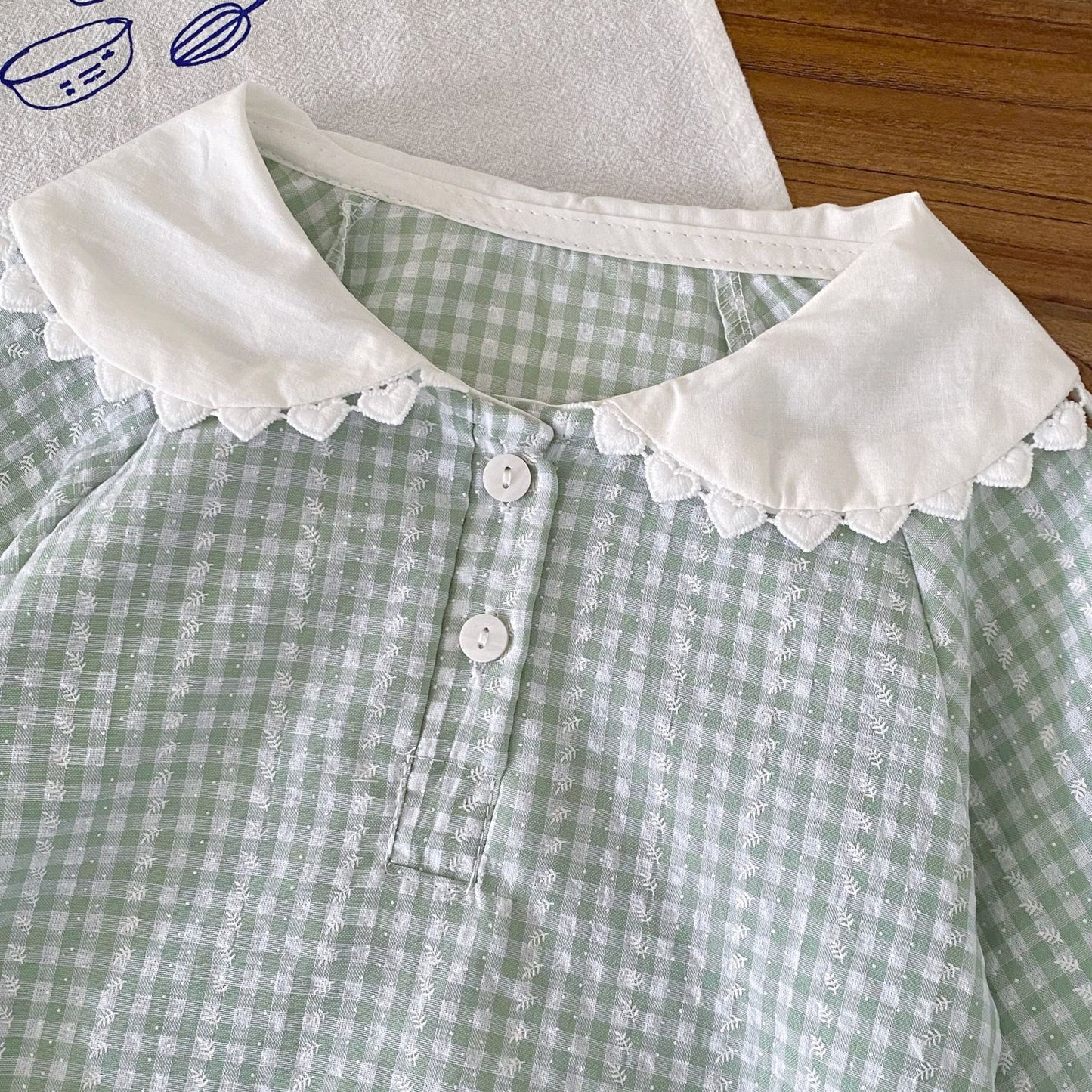 白衿ギンガムチェックロンパース