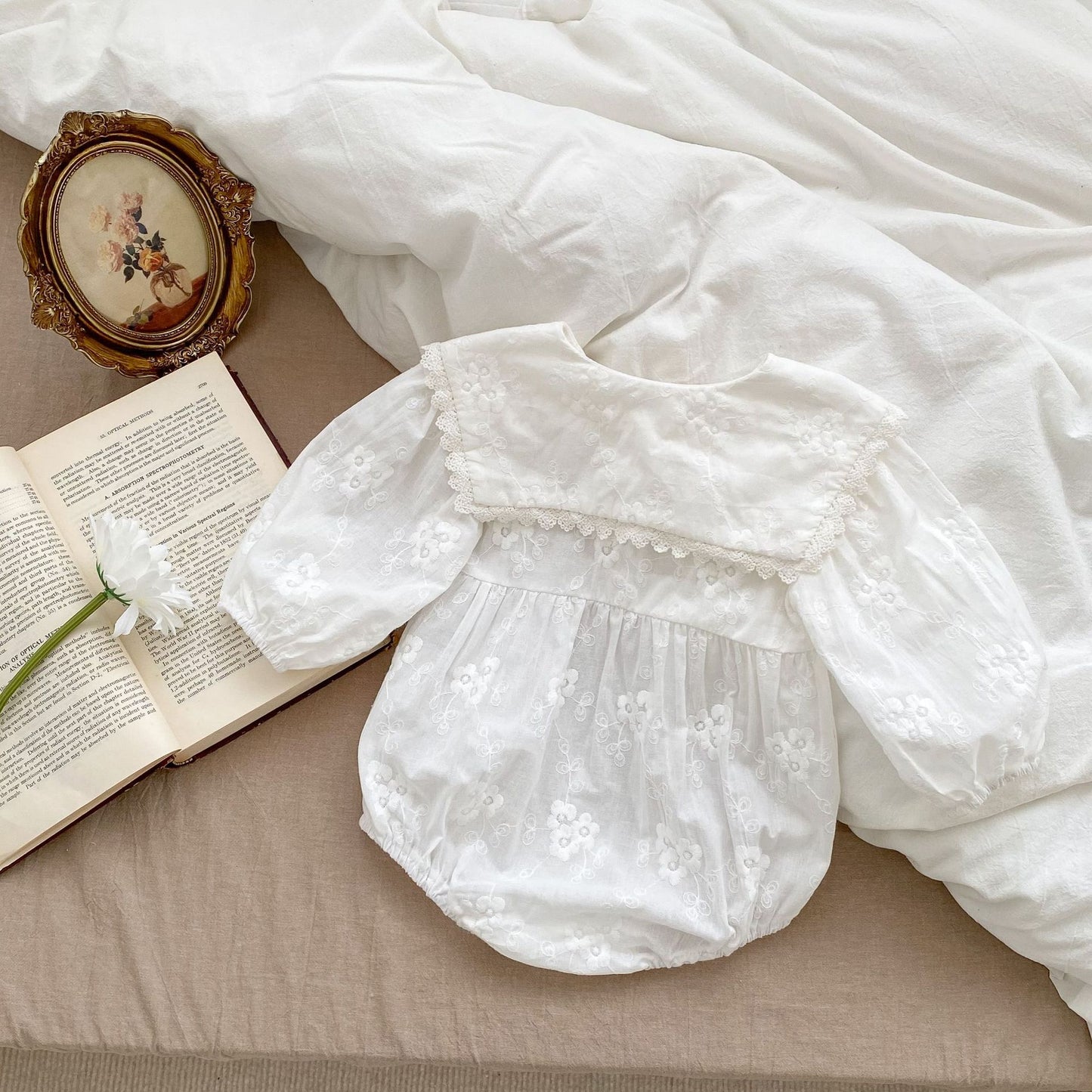 衿レースホワイト刺繍ロンパース