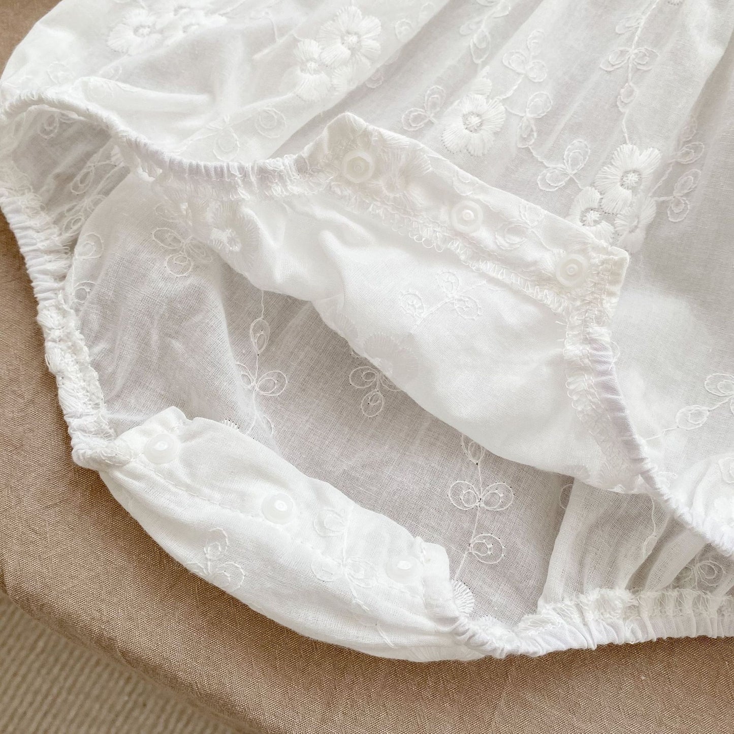 衿レースホワイト刺繍ロンパース