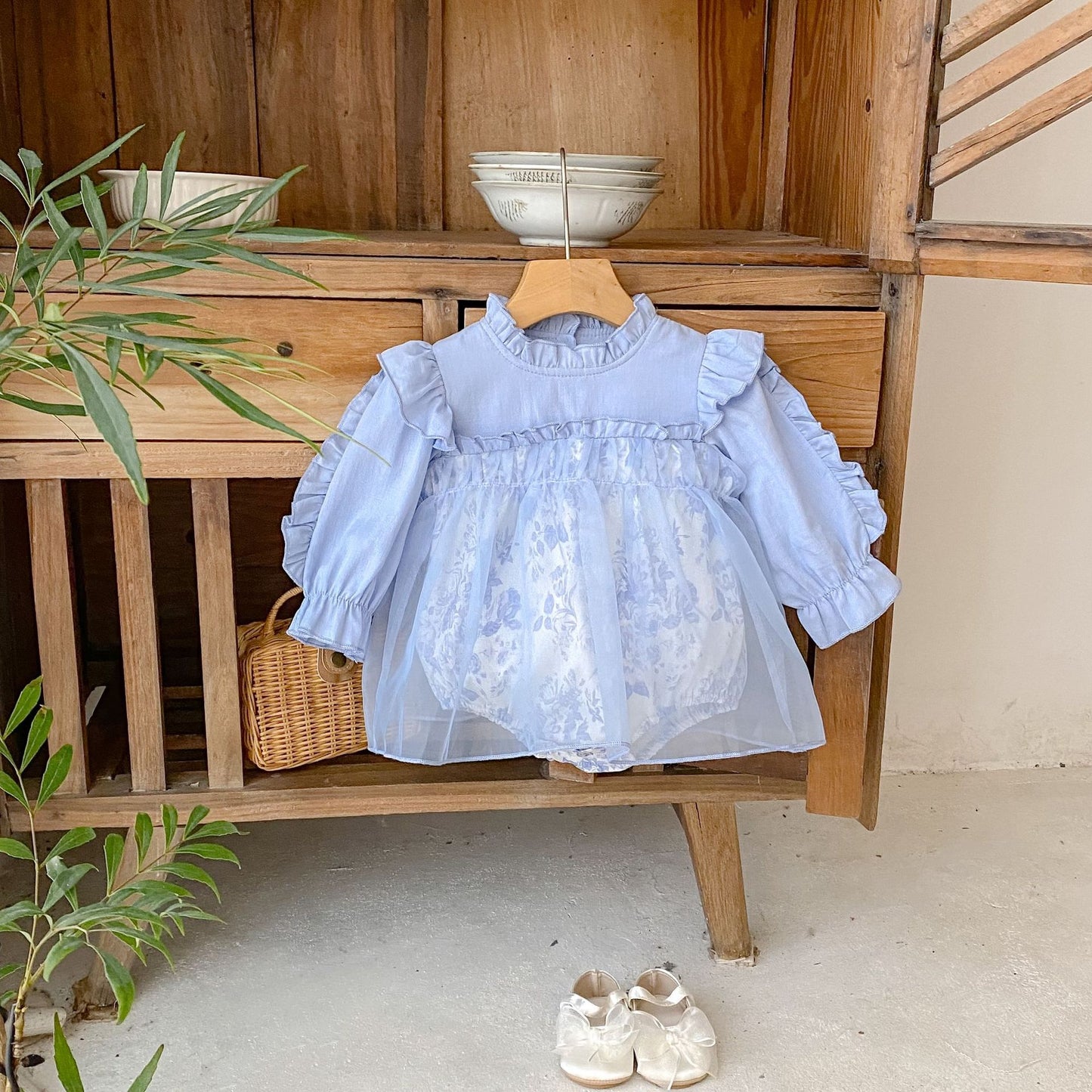 ブルーフローラルシャツロンパース