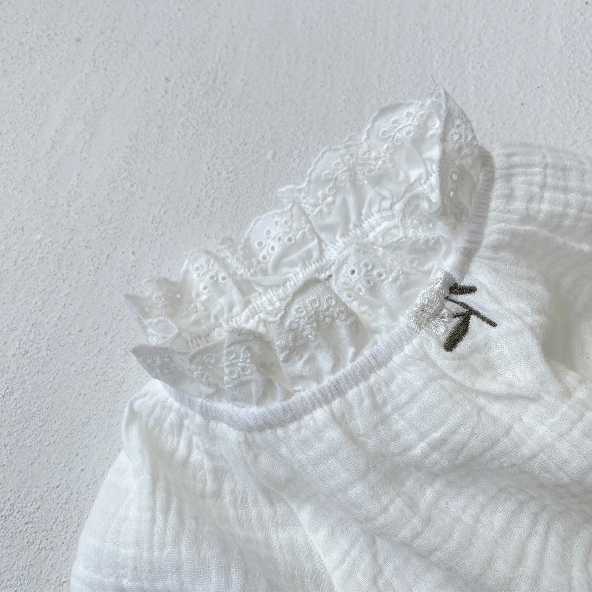 ホワイトフラワー刺繍ロンパース