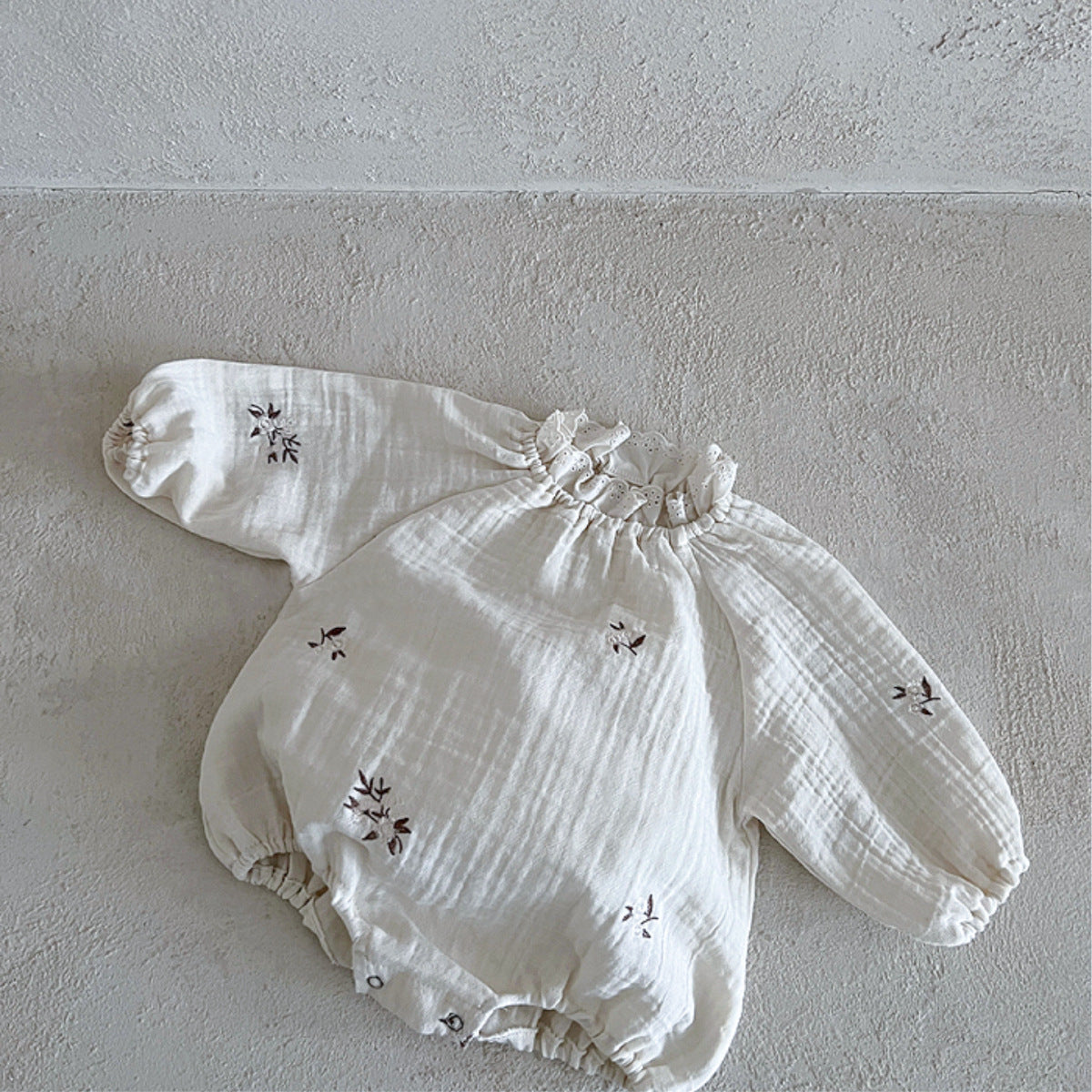 🅽🅴🆆 [66-90] ホワイトフラワー刺繍ロンパース