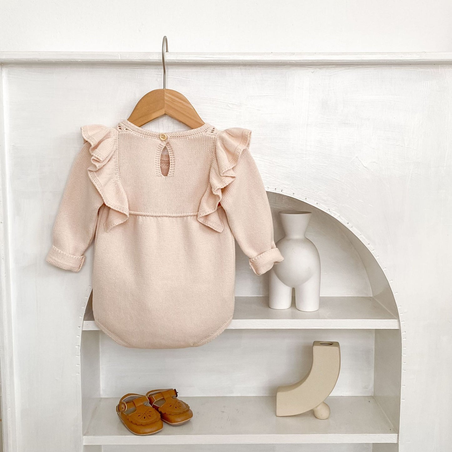 パステルピンクフリルニットロンパース