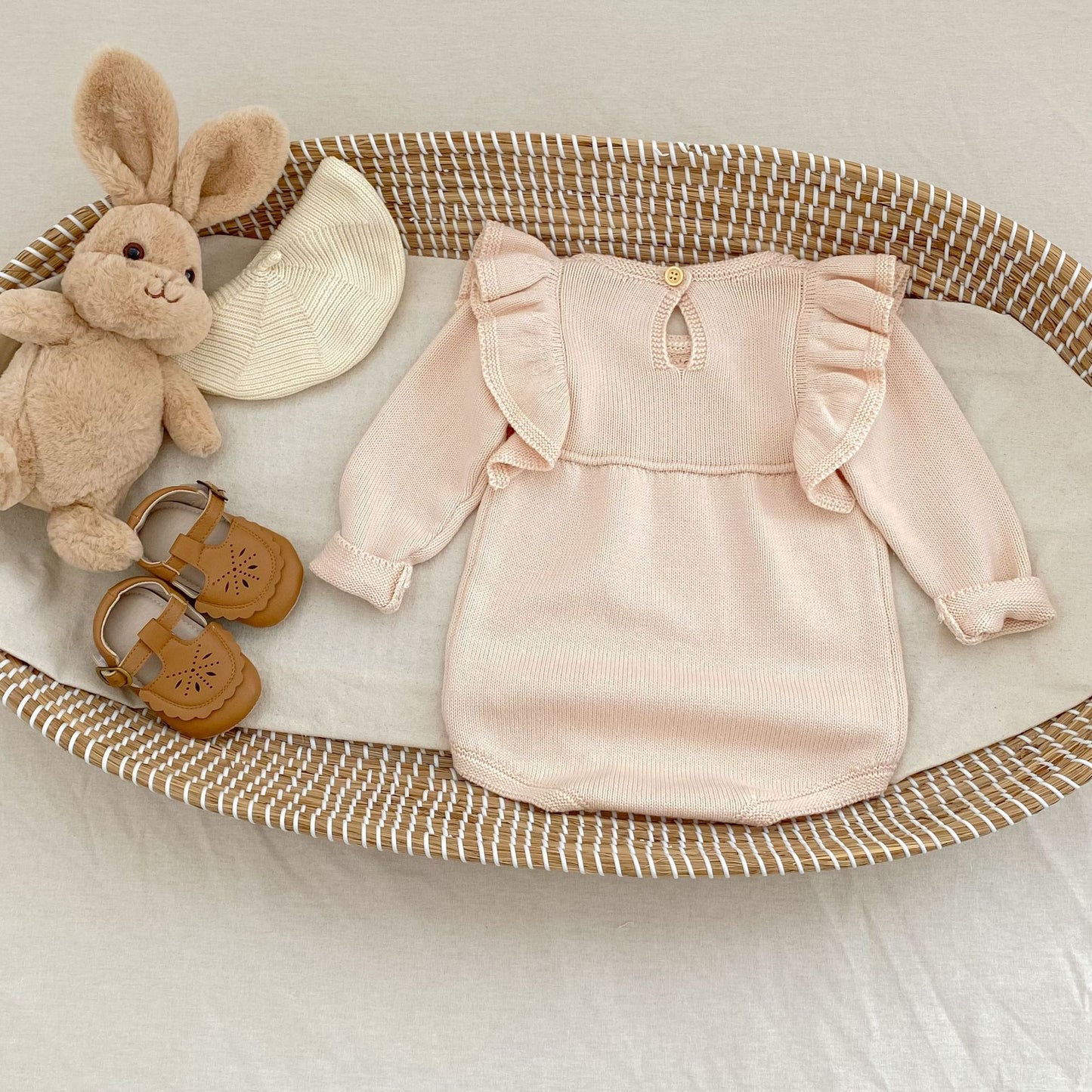 パステルピンクフリルニットロンパース
