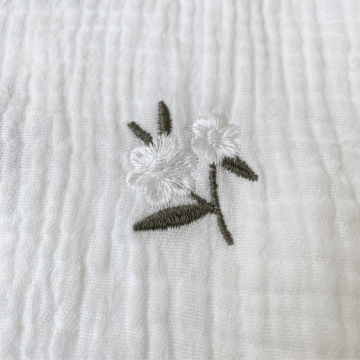 ホワイトフラワー刺繍ロンパース