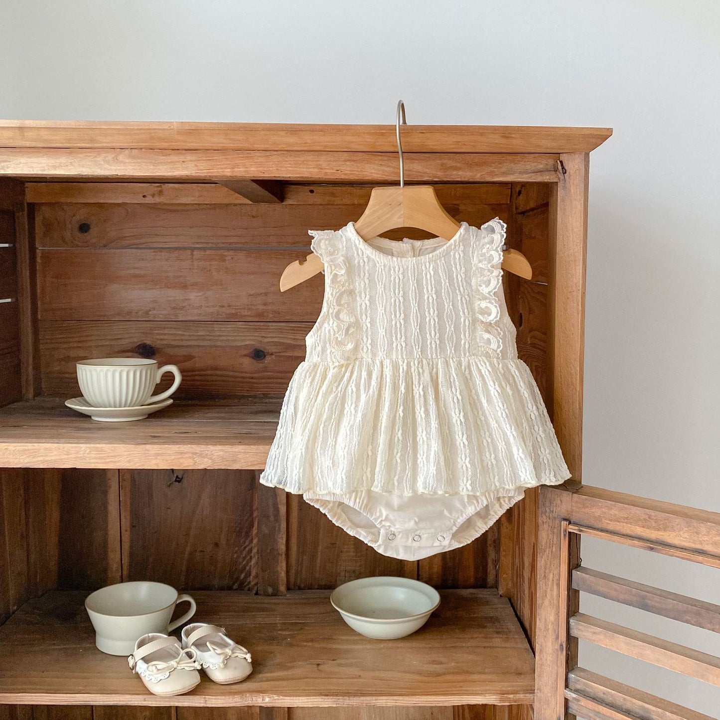 ナチュラル刺繍フリルサマーロンパース