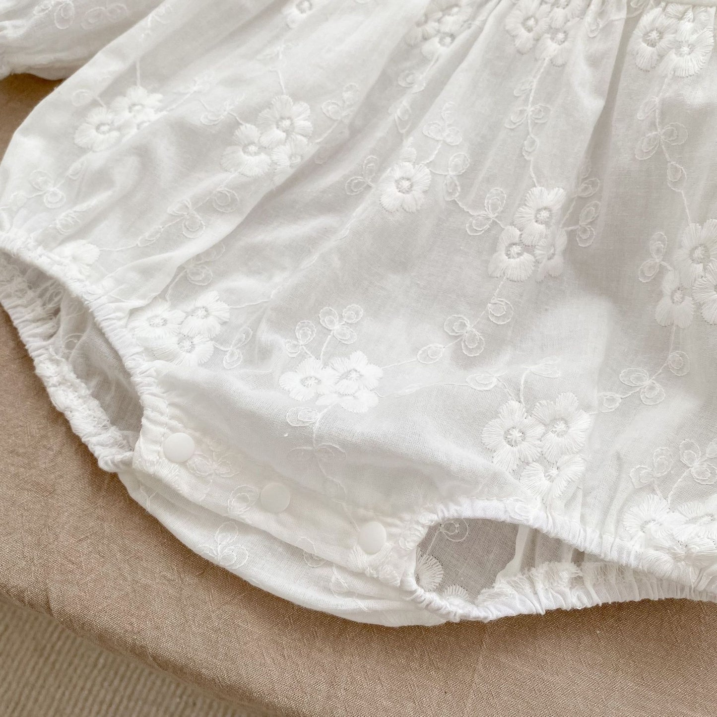 衿レースホワイト刺繍ロンパース