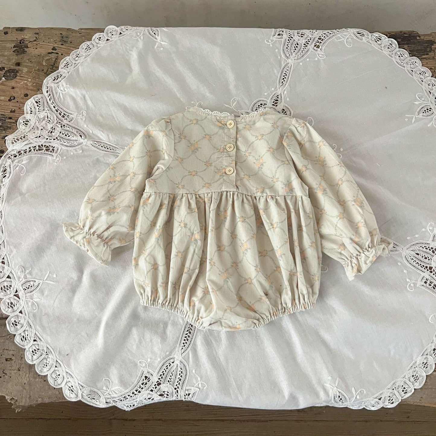 ヨーロピアン柄ロンパース