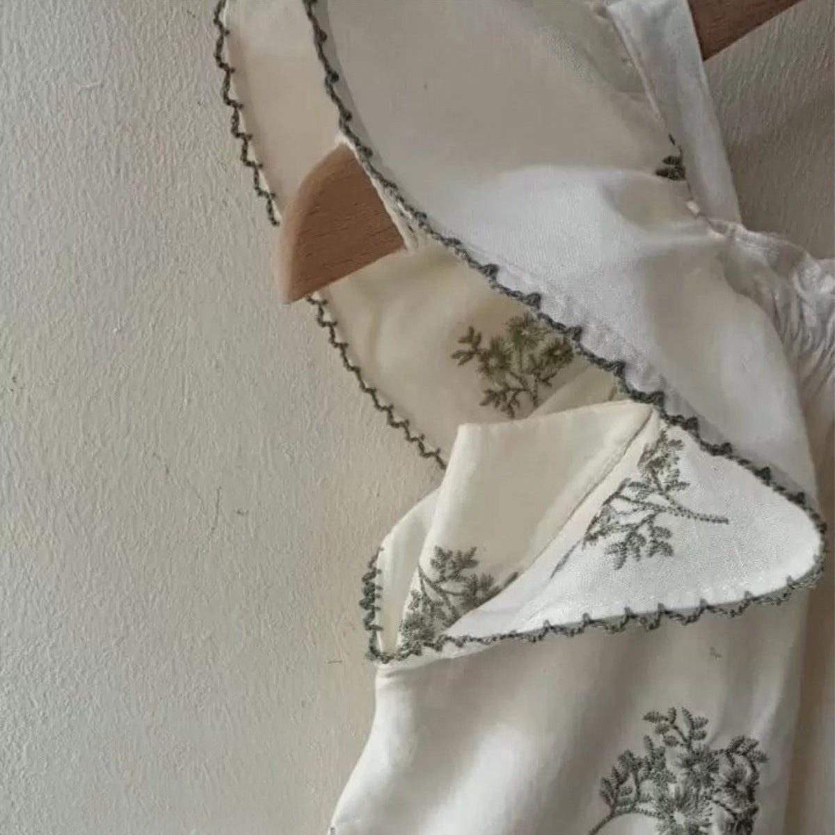 お花刺繍フリルスリーブロンパース(2color)