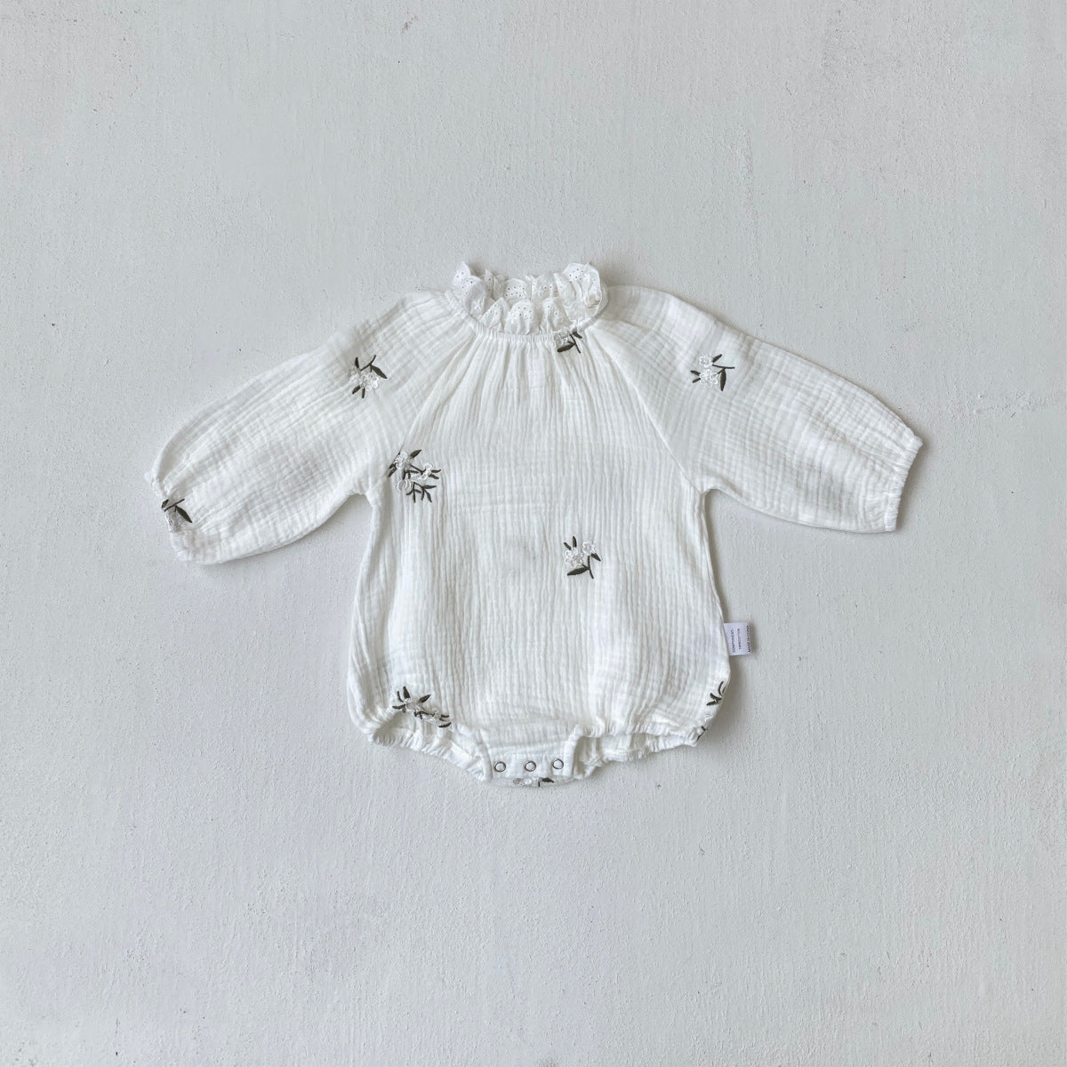 ホワイトフラワー刺繍ロンパース