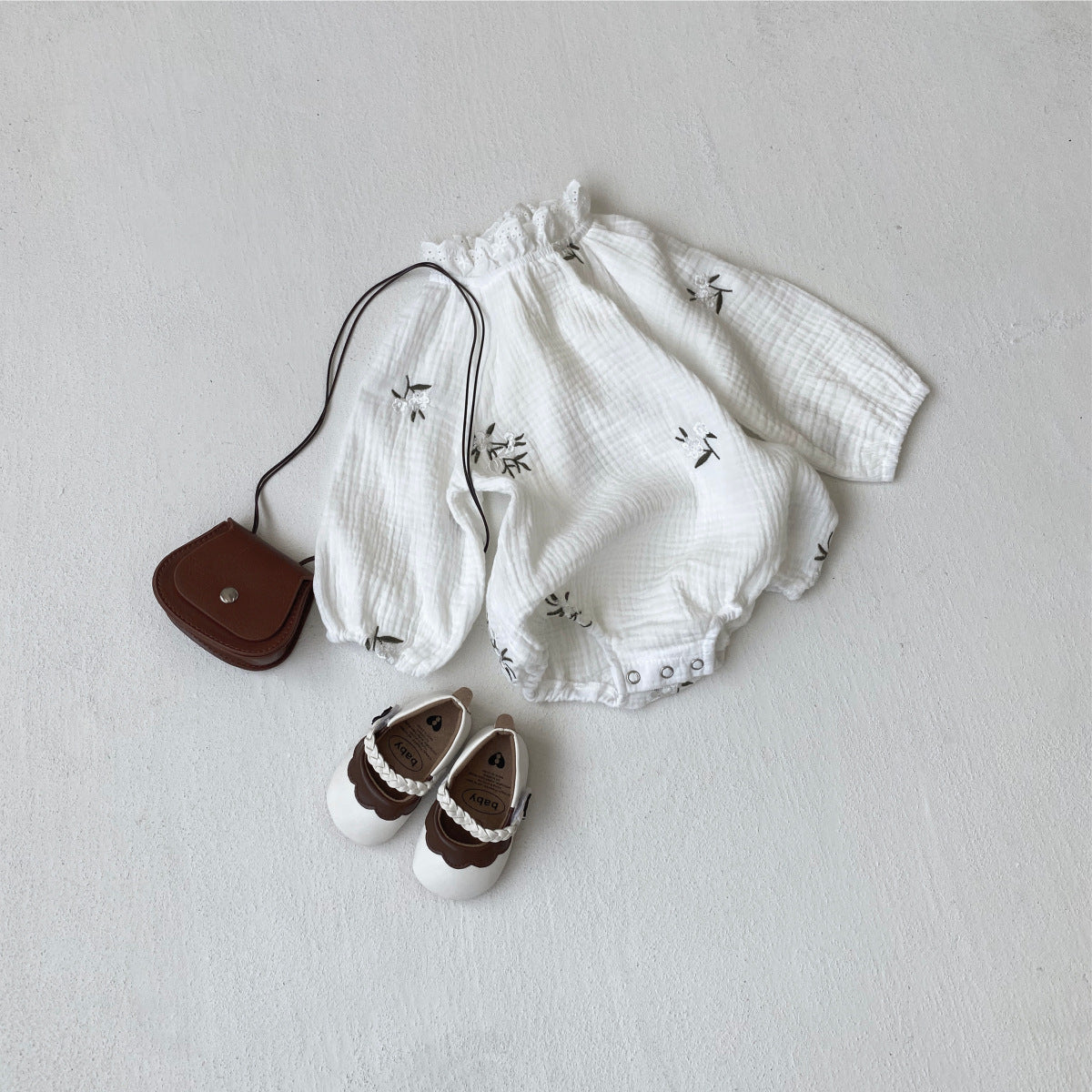 ホワイトフラワー刺繍ロンパース